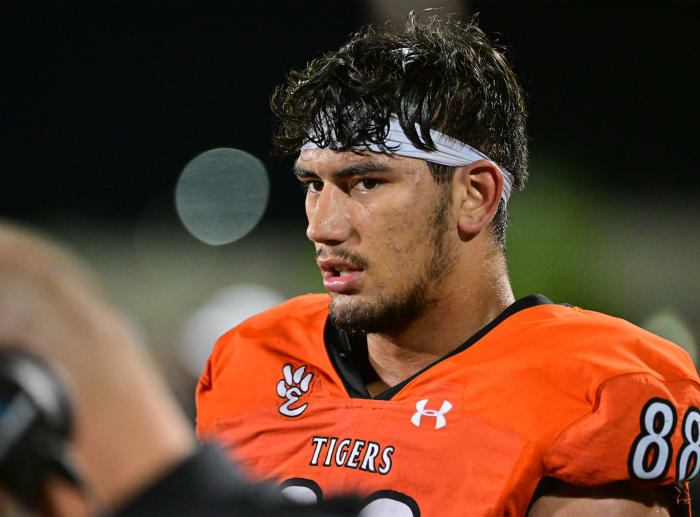 Edwardsville defensive end Iose Epenesa